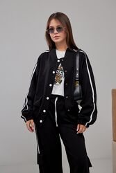 Комплект тройка футболка, бомбер и брюки свободного кроя с карманами.