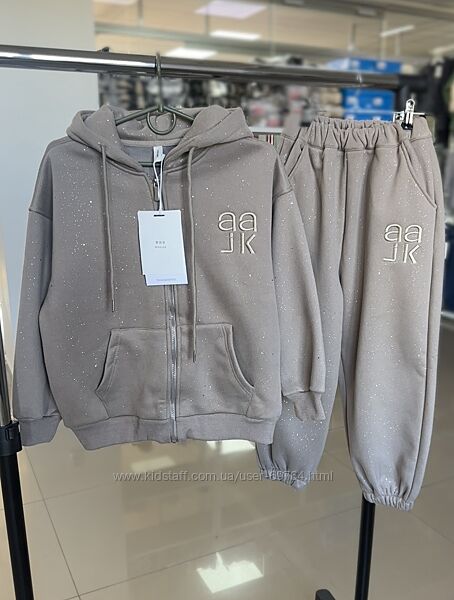 Теплый спортивный костюм с блестящим напылением для девочки 