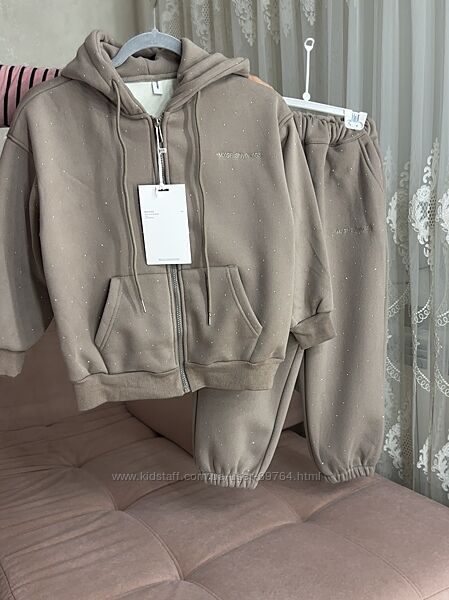 Теплый спортивный костюм в камешки для девочки