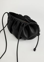 Мягкая черная стильная сумочка тм Mango