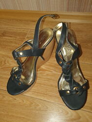 Босоніжки на платформі