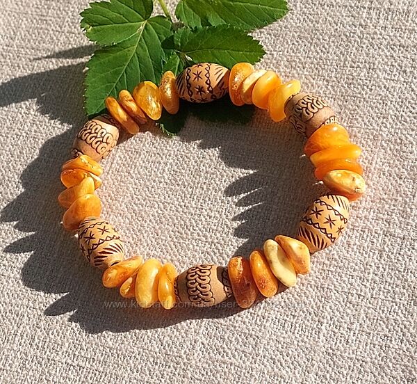 Пейзажний янтарний браслет із королівського бурштину з оливками