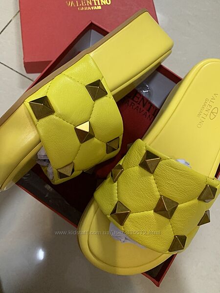 Шлепанцы Valentino с заклепками желтого цвета на толстой подошве