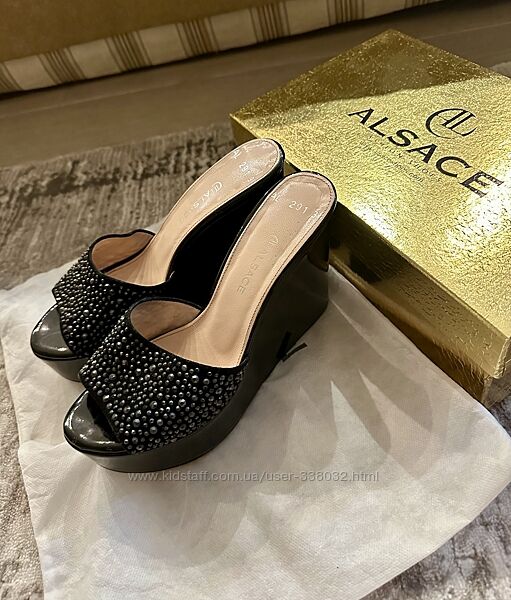 Шлепанці на платформі 