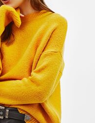 Объемный свитер теплого желтого цвета Bershka м