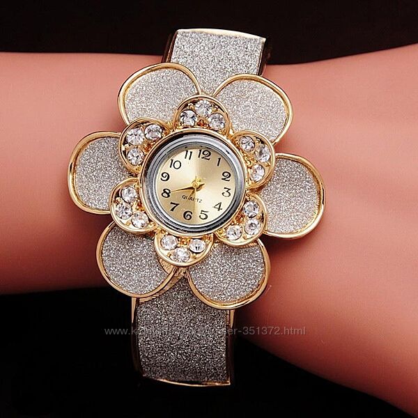 Часы-браслет под золото с крупным цветком и серебристым напылением