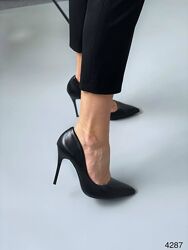Класичні чорні туфлі, шпилька, Угорщина 