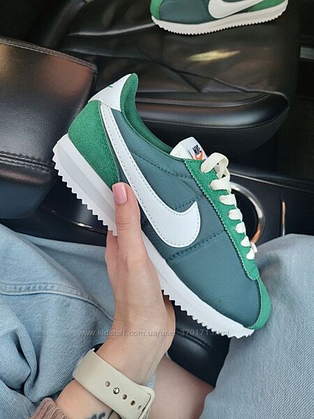 Стильні Nike Cortez в трендовому кольорі 