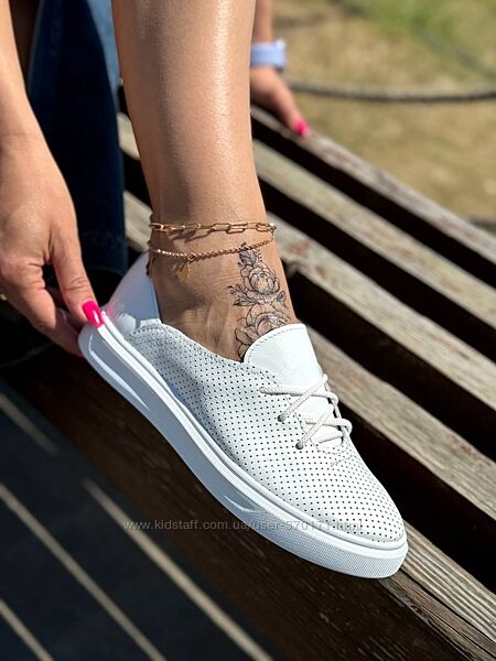 Білі шкіряні кеди з перфорацією 