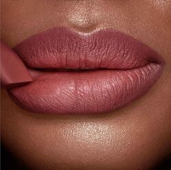 Матова помада для губ Charlotte Tilbury Matte Revolution Lipstick