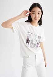 белая женская футболка Defacto/Дефакто с сиреневыми и серебристыми паетками