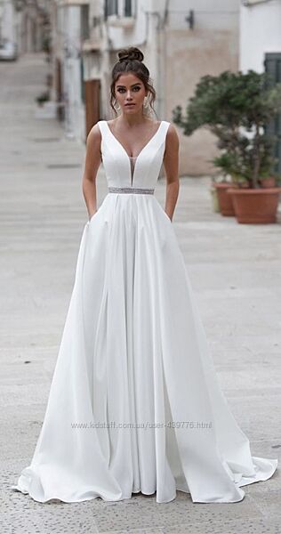 Атласное свадебное платье с V образным декольте 