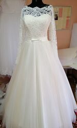 Свадебное платье с рукавами телесно-молочного цвета