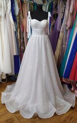 Блестящее свадебное платье с чашечками и бантиками