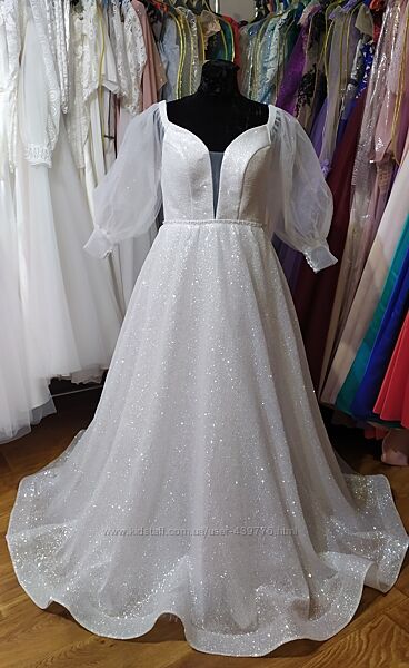 Блестящее свадебное платье с рукавами 