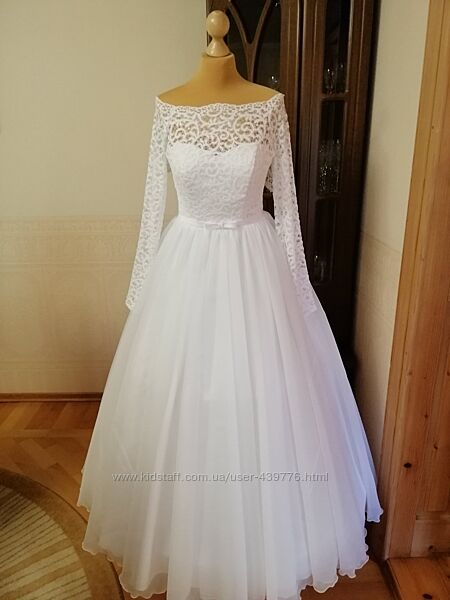 Белое свадебное платье с длинными кружевными рукавами 