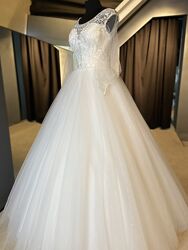 Свадебное платье с блестящей юбкой и рукавами