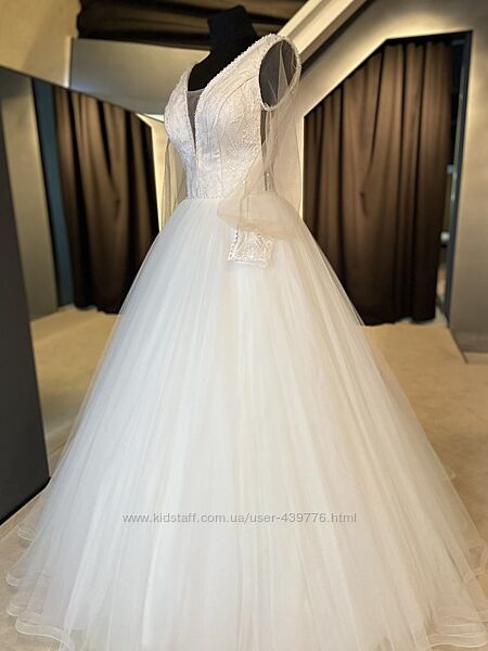 Свадебное платье с расшитым корсетом и рукавами