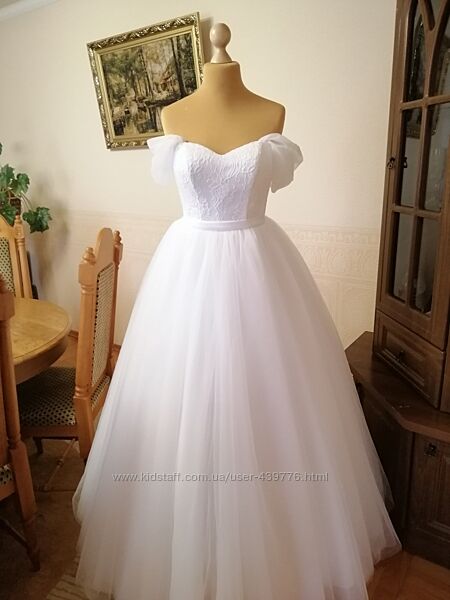 Белое свадебное платье с рукавами-плечиками 