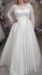 Атласное свадебное платье с кружевным верхом  