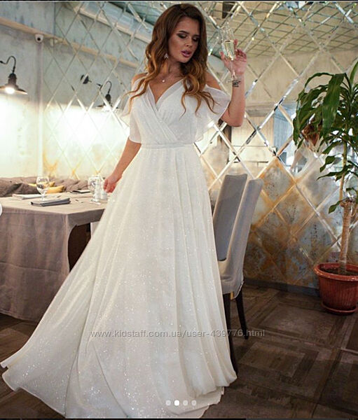 Белое блестящее вечернее или свадебное платье