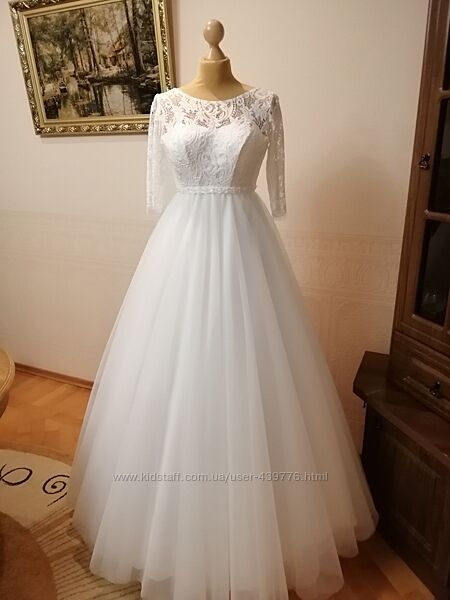 Свадебное платье молочного цвета с кружевными рукавами