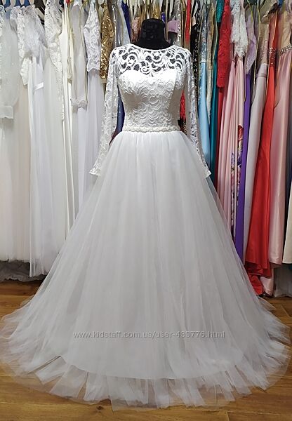 Нежное свадебное платье с длинными рукавами цвета айвори