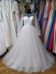 Блестящее свадебное платье с прозрачными рукавами 