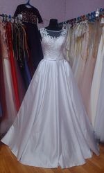 Белоснежное свадебное платье из Королевского атласа