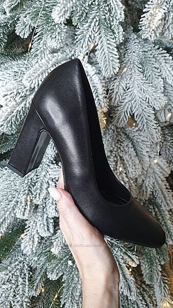 Кожаные черные туфли Италия 39р. Туфли на широком каблуке. Деловой стиль. 