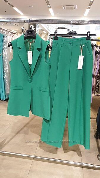 Брючный костюм Rinascimento, размер М, L. Удлиненный жилет, брюки