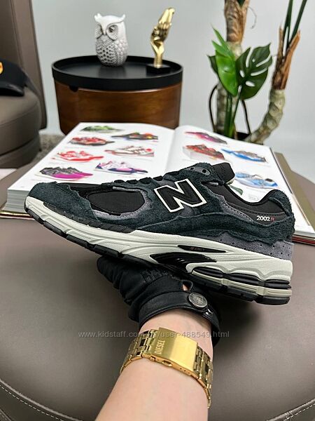 Кросівки жіночі New Balance 2002R WL темно сірі з білим