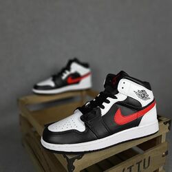 Кроссовки подростковые Nike Air Jordan 1 , белые с черным