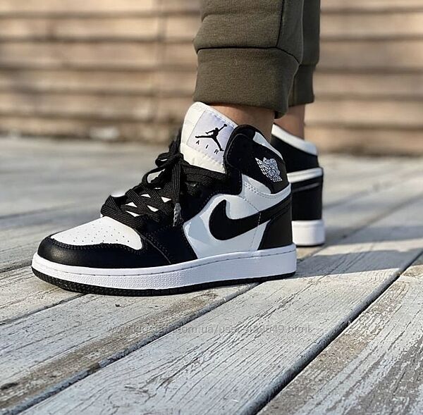 Кросівки жіночі Nike Air Jordan 1, чорні з білим