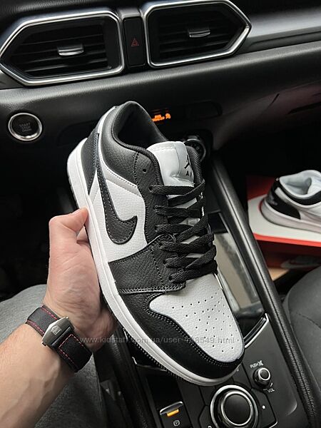 Кросівки чолові Nike Air Jordan 1 Low, чорні з білим, шкіра