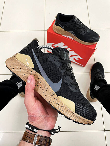 Кросівки чоловічі Nike Trail, чорні з коричневим