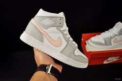 Кросівки жіночі високі Nike Air Jordan 1, сірі з рожевим