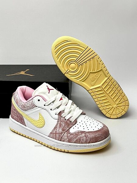 Кросівки жіночі Nike Air Jordan 1, білі з рожевим