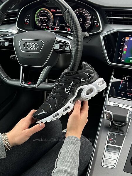 Кросівки жіночі Nike Air Max Plus Triple black white