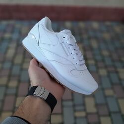 Зимові жіночі кросівки на флісі Reebok Classic Leather білі