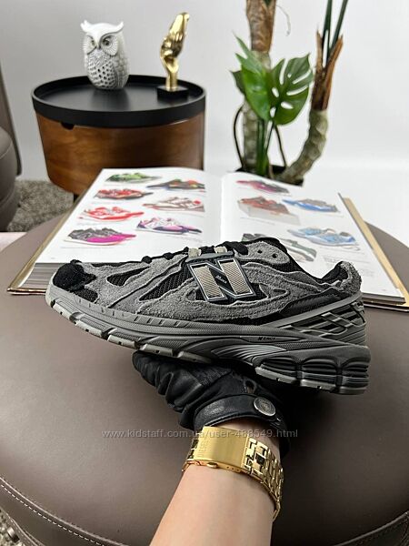 Кросівки чоловічі New Balance 1906D сірий з чорним, замша/текстиль