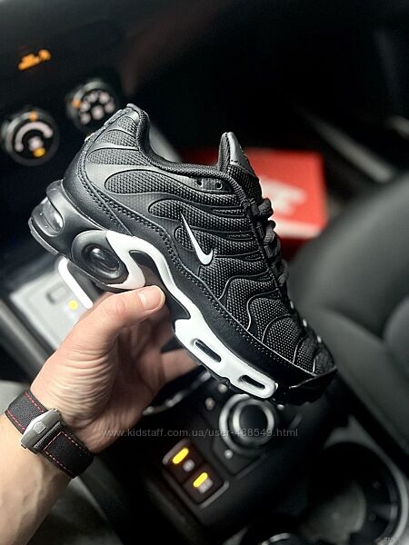 Кросівки жіночі Nike Air Max TN Plus чорні з білим
