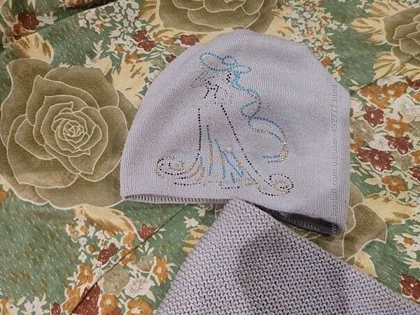 Красивая шапка с хомутом для девочки. В идеальном состоянии.