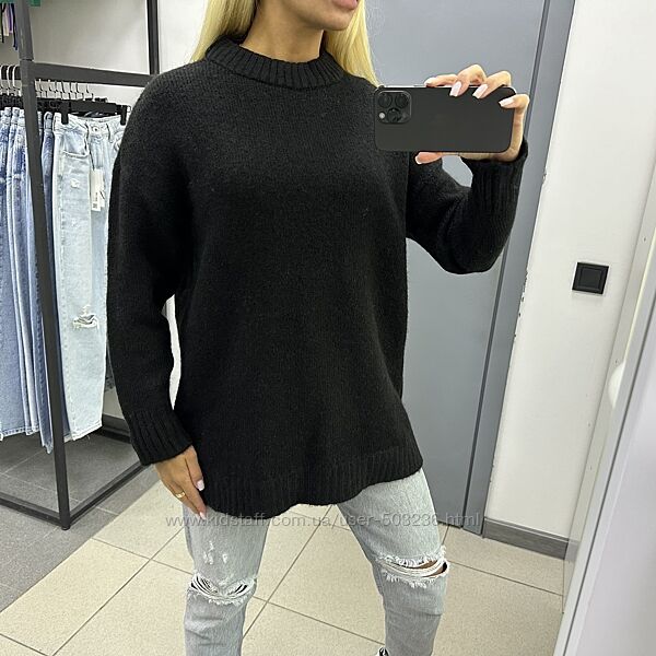 Чёрный мягенький  свитер оверсайз. fbsister. размеры уточняйте.