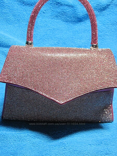 Яскрава жіноча сумочка у стразах