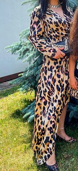 Атласное леопардовое платье.
