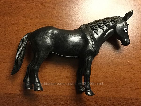 Коллекционная лошадка чёрного цвета