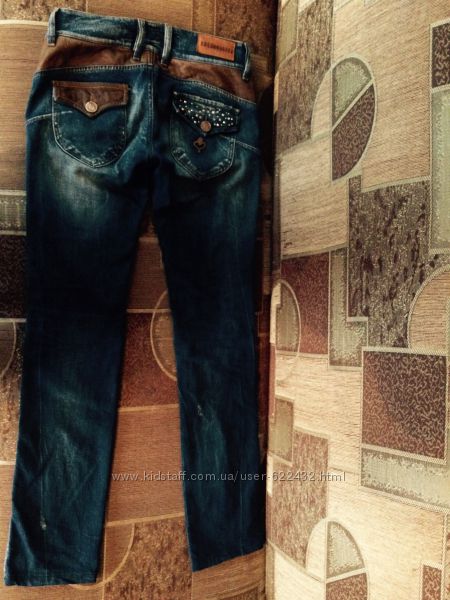 Классные джинсы Rossodisera c камнями Swarovski и вставками из натур. кожи 
