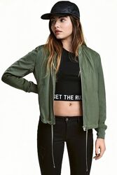 Зелёная куртка ветровка бомбер H&M