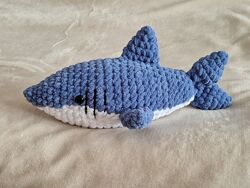Мягкая вязаная игрушка акула